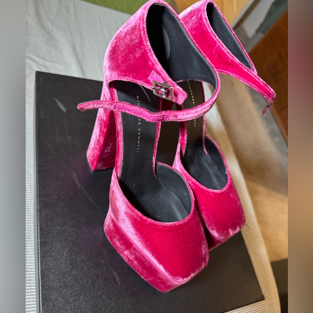 Giuseppe Zanotti Bebe Velvet Platform
Pumps Fucshia Size 38